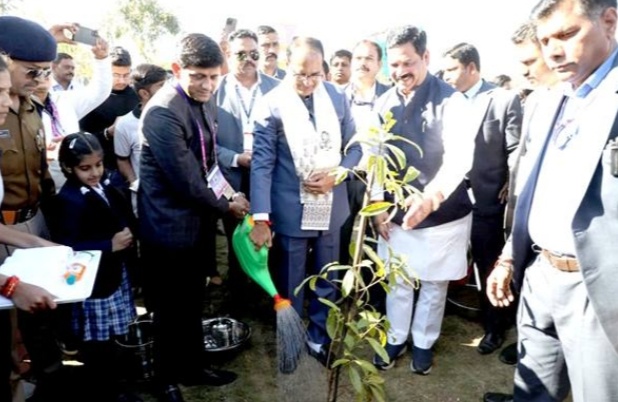 मुख्यमंत्री शिवराज सिंह चौहान ने इंदौर के नमो ग्लोबल गार्डन में रूद्राक्ष का पौधा लगाया
