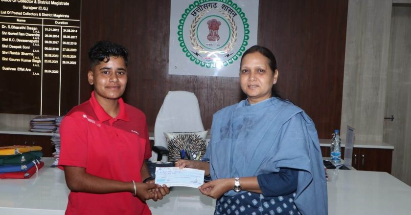 मुख्यमंत्री भूपेश बघेल ने किक बॉक्सर निगिता को स्वेच्छानुदान से दी पांच लाख रूपये की सहायता