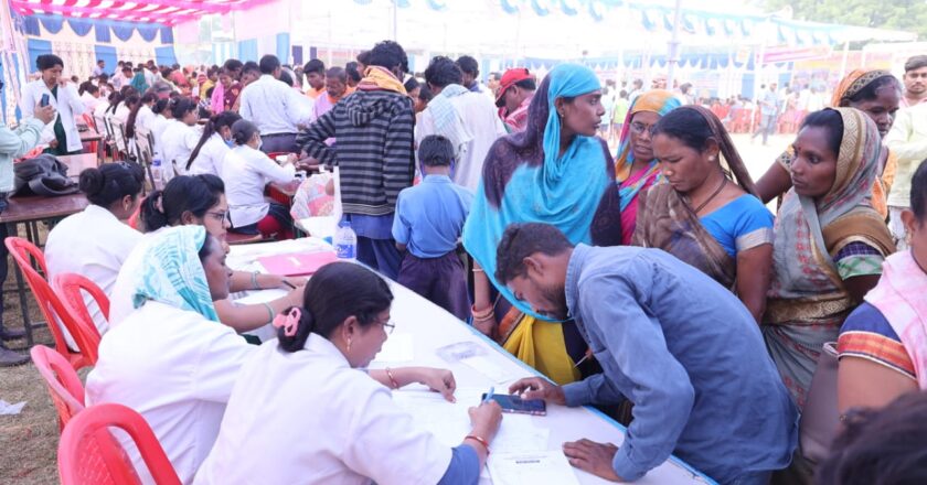 मेगा हेल्थ कैम्प से लोगों तक पहुंच रही है स्वास्थ्य सुविधाएं-उच्च शिक्षामंत्री उमेश पटेल