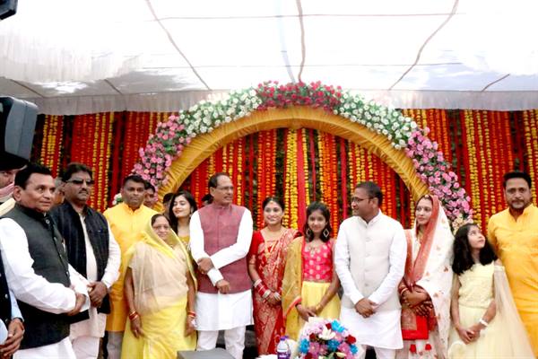 मुख्यमंत्री शिवराज सिंह चौहान खरगोन में विधायक  बिरला की सुपुत्री के विवाह समारोह में हुए शामिल