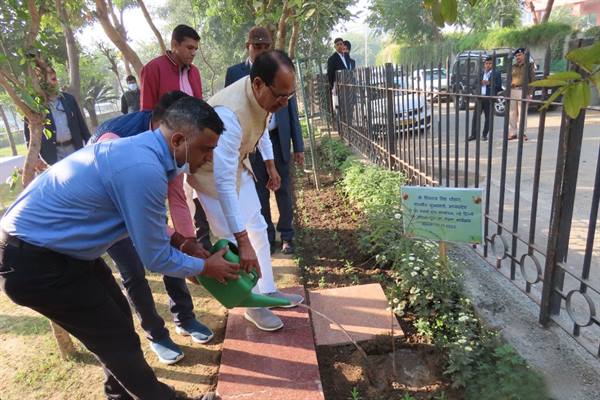 मुख्यमंत्री शिवराज सिंह चौहान ने नई दिल्ली में मध्यांचल भवन परिसर में रोपा आँवले का पौधा