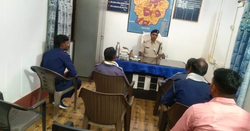 केशकाल क्षेत्र में बढ़ते अपराधों पर अंकुश लगाने थाना प्रभारी विनोद साहू ने ली कोटवारों के साथ बैठक