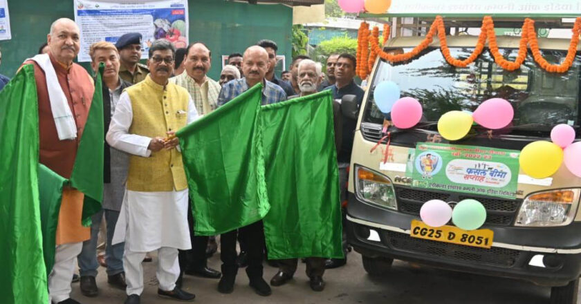 विधानसभा अध्यक्ष एवं कृषि मंत्री ने बीमा रथ को हरी झण्डी दिखाकर किया रवाना