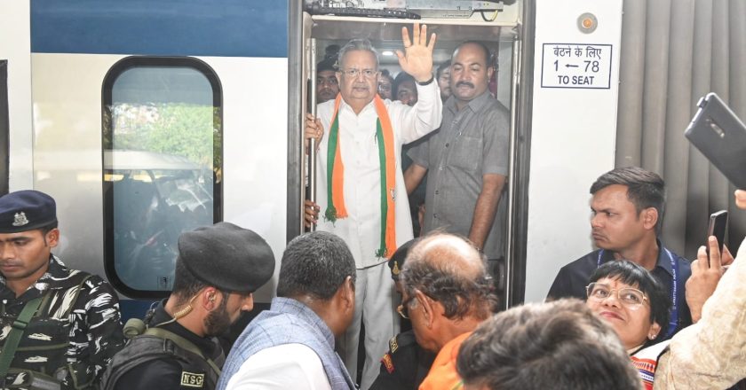 वंदे भारत ट्रेन के स्वागत के लिए पूर्व मुख्यमंत्री डॉक्टर रमन सिंह सांसद संतोष पांडे,सुनील सोनी अरुण साव सहित भाजपा के वरिष्ठ नेता पहुंचे