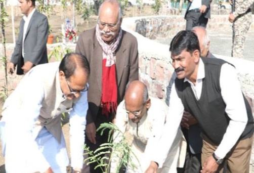 मुख्यमंत्री शिवराज सिंह चौहान ने किया पौध-रोपण