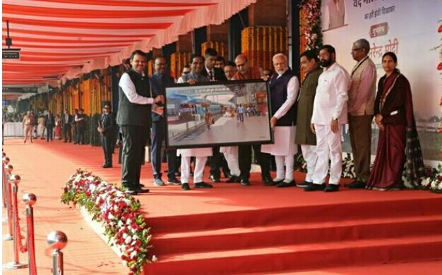 प्रधानमंत्री नरेन्द्र मोदी ने नागपुर और बिलासपुर के बीच चलने वाली वंदे भारत एक्सप्रेस को झंडी दिखा कर रवाना किया