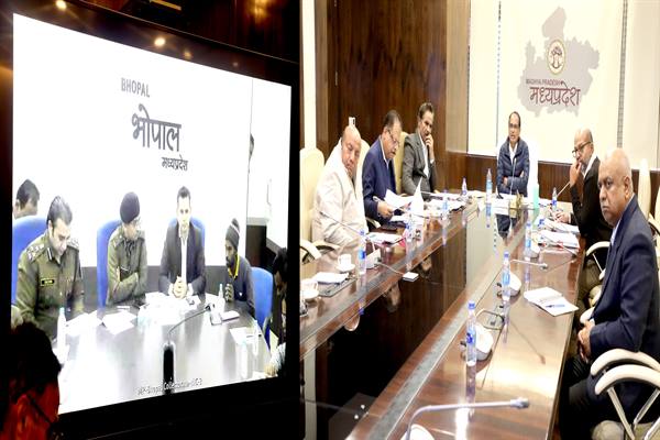 मुख्यमंत्री शिवराज सिंह चौहान के निर्देश पर 5 शासकीय सेवकों के विरुद्ध निलंबन और वेतन वृद्धि रोकने की कार्यवाही