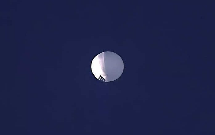 अमेरिका के आसमान में दिखा चीन का जासूसी गुब्बारा, मचा हड़कंप