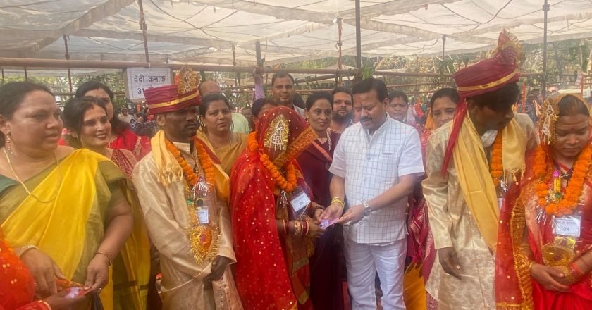 मुख्यमंत्री कन्या विवाह योजना में 250 जोड़े बंधे विवाह बंधन में, संसदीय सचिव विनोद चंद्राकर ने नवविवाहित जोड़ों को आशीर्वाद दिया