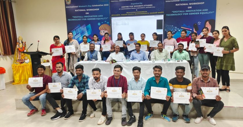 पं. रविशंकर शुक्‍ल वि‍श्‍वविद्यालय में आयोजित की गई प्रश्‍नोत्‍तरी प्रतियोगिता
