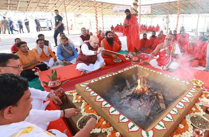 केन्द्रीय गृह एवं सहकारिता मंत्री अमित शाह उत्तराखंड के हरिद्वार में पतंजलि विश्वविद्यालय के उद्घाटन समारोह और सन्यास दीक्षा महोत्सव में मुख्य अतिथि के रूप में शामिल हुए