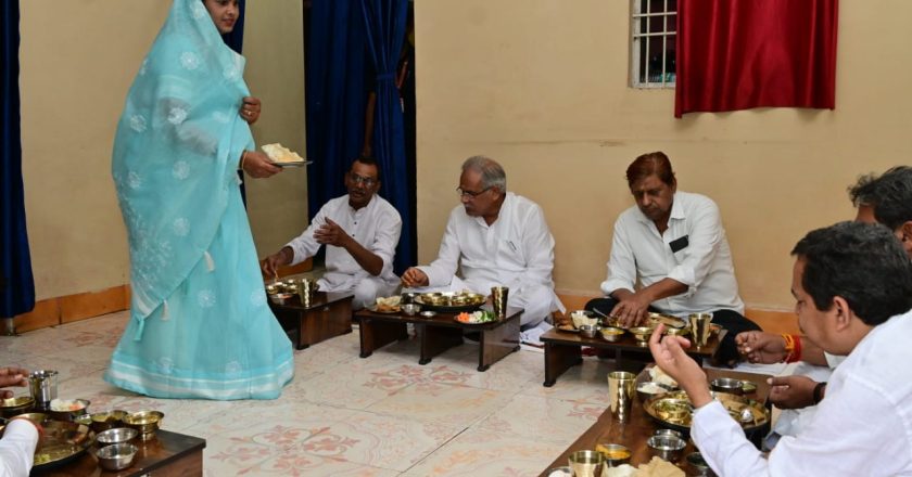 मुख्यमंत्री भूपेश बघेल ने पटेल परिवार के घर में स्वादिष्ट और छत्तीसगढ़िया भोजन का लिया आनंद