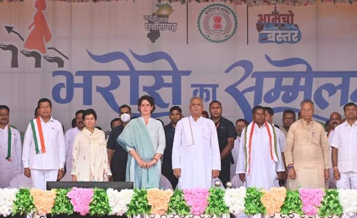 बस्तर में कांग्रेस का भरोसे का सम्मेलन, प्रियंका गांधी ने देखा बस्तर के विकास की झांकी
