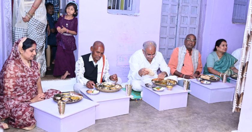 मुख्यमंत्री भूपेश बघेल ने जायसवाल परिवार के घर लिया छत्तीसगढ़ी भोजन का स्वाद