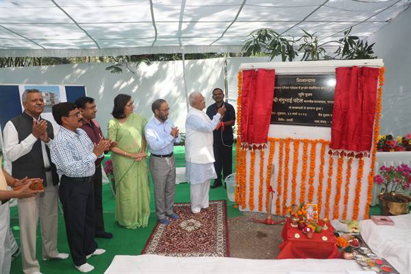 राज्यपाल मंगुभाई पटेल ने राजभवन में बैडमिंटन कोर्ट का भूमि-पूजन किया