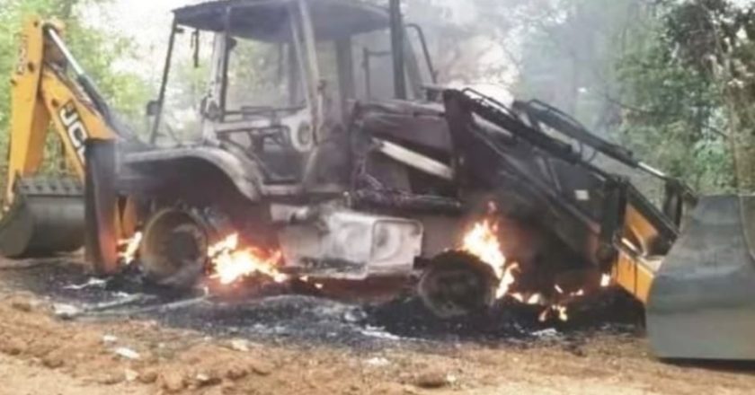 सुकमा में नक्सलियों ने आगजनी की घटनाओं में 3 गाडियो को आग के हवाले किया