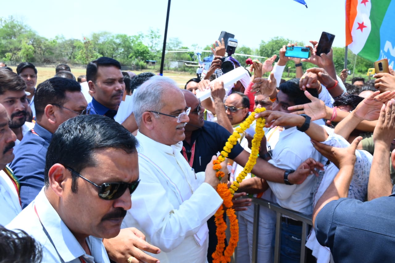 मुख्यमंत्री भूपेश बघेल बिलासपुर जिले के मस्तूरी विधानसभा क्षेत्र के ग्राम बेलटुकरी पहुंचे