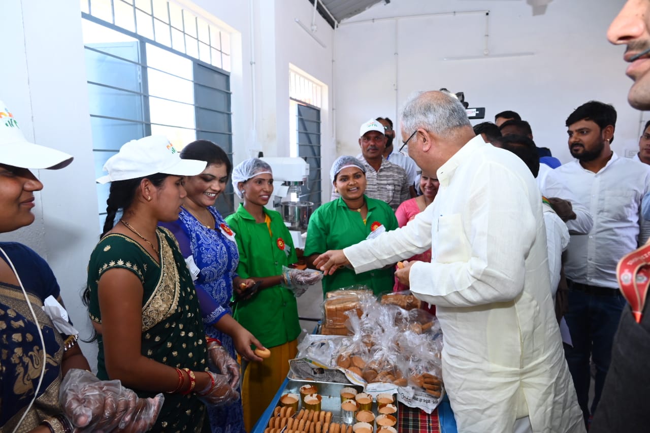 मुख्यमंत्री ने बेकरी उत्पादन यूनिट का अवलोकन किया और यहां उत्पादन के कार्य में लगी सदस्य से बात भी की।