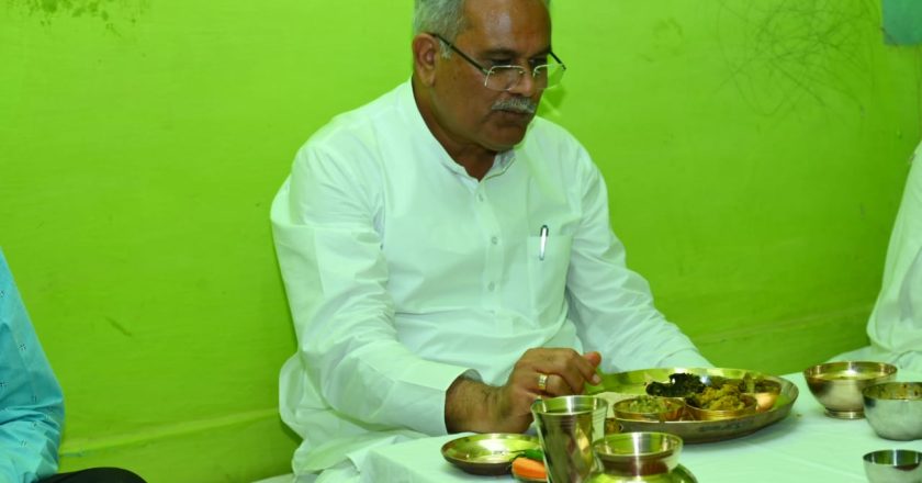मुख्यमंत्री भूपेश बघेल ने गोंड़पारा में रजक परिवार के घर पर चखा स्वादिष्ट छत्तीसगढ़ी व्यंजनों का स्वाद
