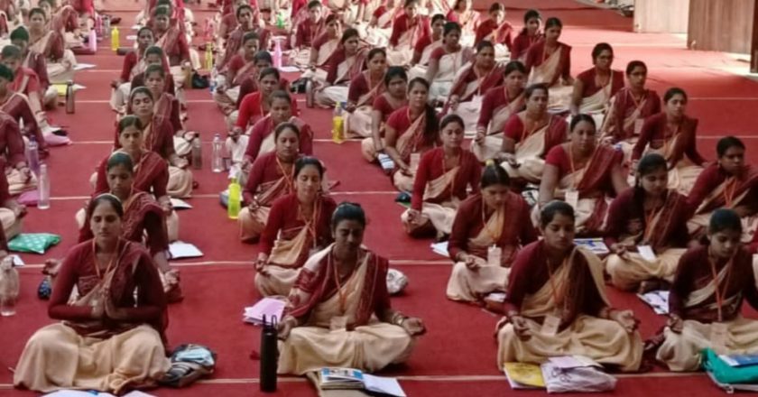 सरस्वती शिशु मंदिर माना कैंप में शिशु वाटिका का प्रशिक्षण ले रहीं सैकड़ों शिक्षिकाएं