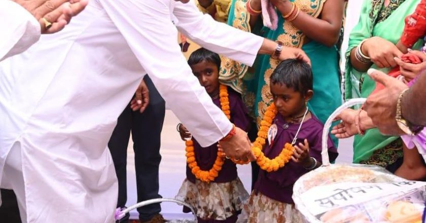 मुख्यमंत्री भूपेश बघेल ने जुड़वा बहनों को भेंट किया सुपोषण किट