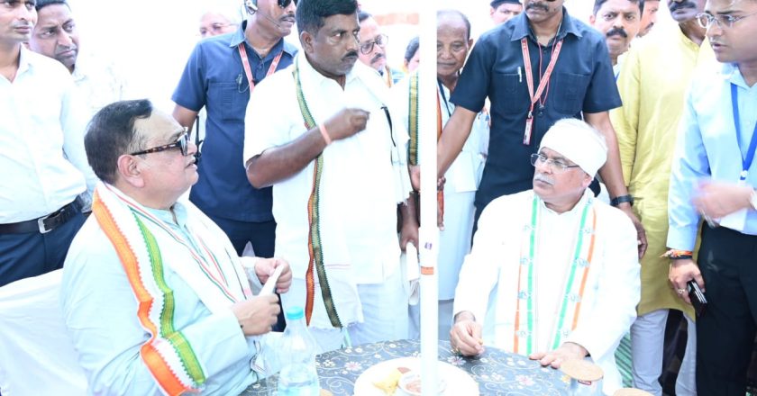 मुख्यमंत्री भूपेश बघेल ने धमतरी जिले के ग्राम अछोटा में गढ़कलेवा का लोकार्पण कर लिया चीला, फरा, ठेठरी, खुरमी का स्वाद