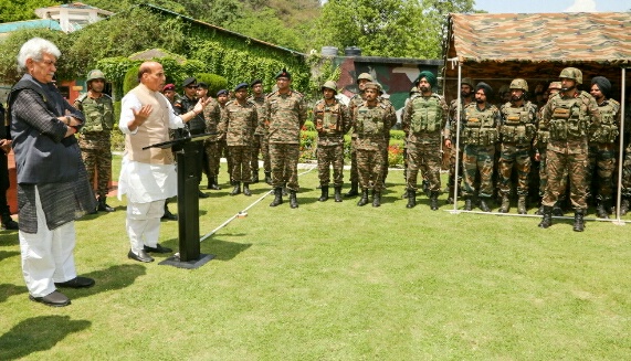 रक्षा मंत्री राजनाथ सिंह ने जम्मू-कश्मीर के राजौरी में आर्मी बेस कैंप का दौरा किया और सीमा पर रक्षा तैयारियों और सुरक्षा