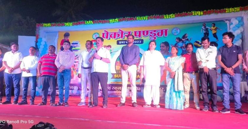 बीजापुर: विधायक एवं कलेक्टर ने पेकोर पंडुम के सफल आयोजन के लिए विभागीय अधिकारियों और बच्चों को दी बधाई एवं शुभकामनाएं