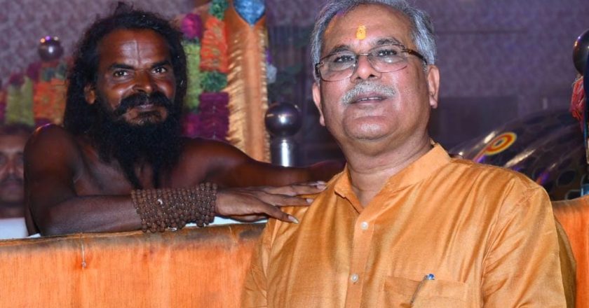 मुख्यमंत्री भूपेश बघेल ने परम शिव भक्त हठ योगी सत्यनारायण बाबा का आशीर्वाद प्राप्त किया