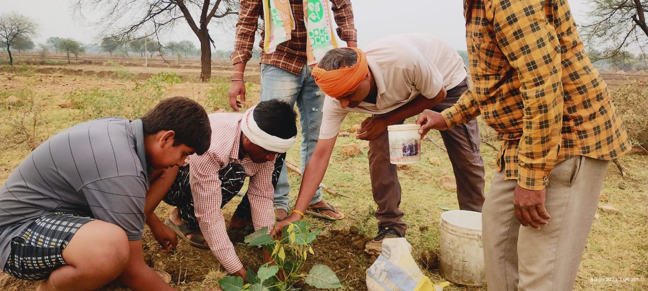 कवर्धा गोरक्ष पीठाधीश योगी आदित्य नाथ महाराज का जन्म दिन रेल दुर्घटना में मृत यात्रियों को श्रद्धांजलि देकर सेवा कार्य कर मनाया गया