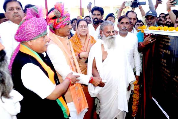 मुख्यमंत्री शिवराज सिंह चौहान ने दंदरौआ धाम में हनुमान जी के दर्शन कर पूजा-अर्चना की