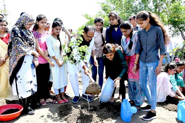 मुख्यमंत्री शिवराज सिंह चौहान ने स्मार्ट उद्यान में लाड़ली बहनों के साथ लगाए पौधे