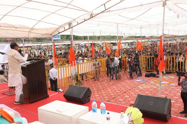 आँगनवाड़ी कार्यकर्ताओं का मानदेय 10 हजार से बढ़ा कर 13 हजार रूपए होगा: मुख्यमंत्री शिवराज सिंह चौहान