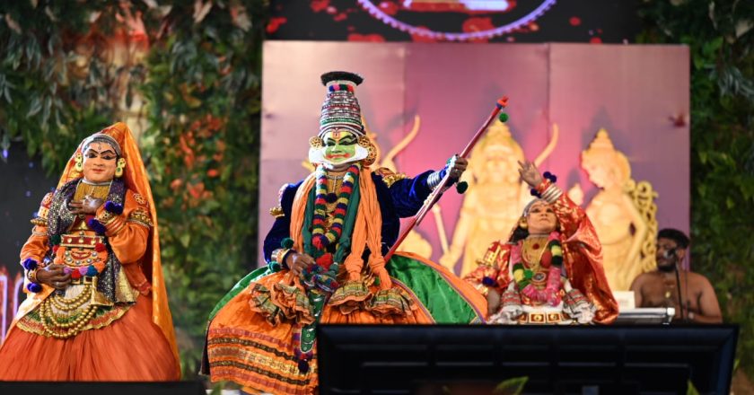 राष्ट्रीय रामायण महोत्सव, राष्ट्रीय रामायण महोत्सव के तीसरे दिन आज केरल से आए कलाकार दल ने पारंपरिक लोक वेशभूषा में प्रस्तुति दी।
