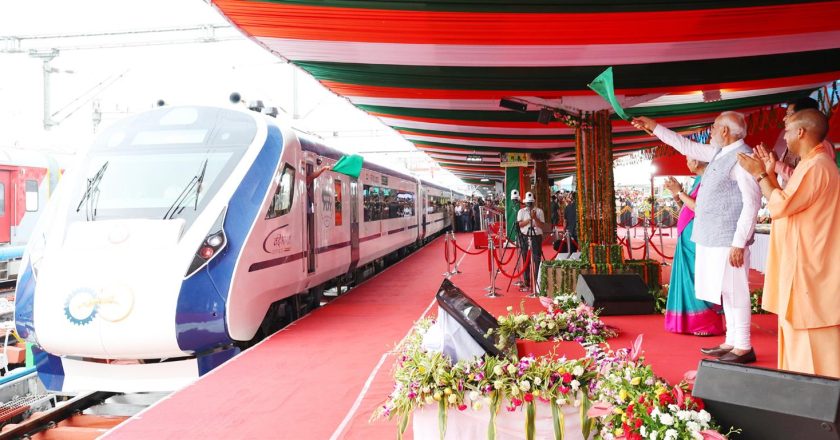प्रधानमंत्री नरेन्द्र मोदी ने उत्तर प्रदेश के गोरखपुर रेलवे स्टेशन से दो वंदे भारत ट्रेनों को झंडी दिखाकर रवाना किया