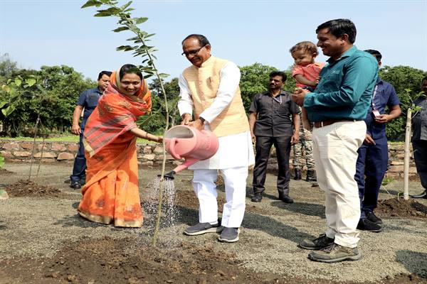 मुख्यमंत्री शिवराज सिंह चौहान ने पीपल, करंज और गुलमोहर के पौधे रोपे