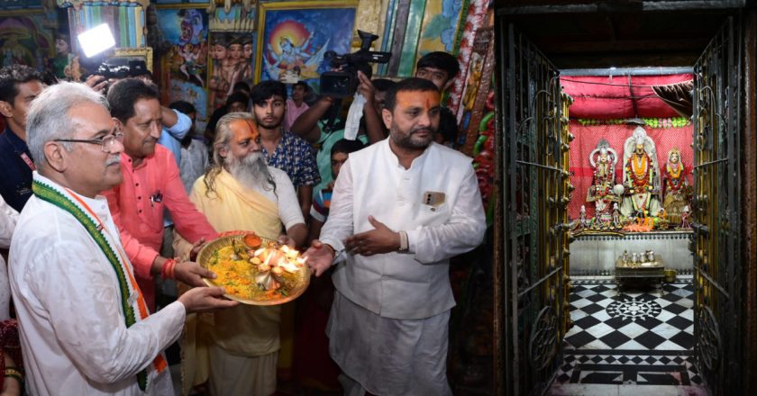 रायपुर : मुख्यमंत्री भूपेश बघेल ने दूधाधारी मठ में पूजा अर्चना कर प्रदेशवासियों के लिए सुख-शांति,समृद्धि और खुशहाली की कामना की