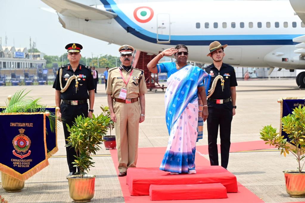 राष्ट्रपति द्रौपदी मुर्मु आज पूर्वाह्न अपने दो दिवसीय छत्तीसगढ़ प्रवास पर राजधानी रायपुर के स्वामी विवेकानंद विमानतल पहुँची