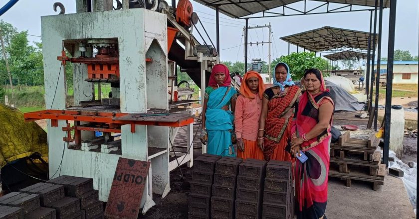 रीपा की बदौलत मजदूर से बनी मालकिन, फ्लाई ऐश ईंट बनाकर महिलाएं हो रही आत्मनिर्भर