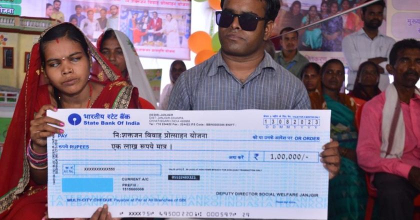एक लाख रुपए की सहायता, दृष्टिबाधित दम्पति के जीवन से दूर करेगा गरीबी का अंधियारा