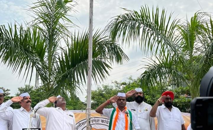 प्रदेश कांग्रेस अध्यक्ष दीपक बैज ने कांग्रेस मुख्यालय राजीव भवन रायपुर में ध्वजारोहण किया