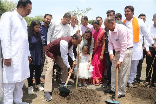 मुख्यमंत्री शिवराज सिंह चौहान ने पीपल, करंज और गुलमोहर के पौधे रोपे