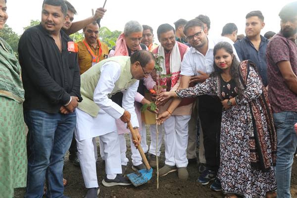 मुख्यमंत्री शिवराज सिंह चौहान ने पीपल, बरगद और करंज के पौधे रोपे