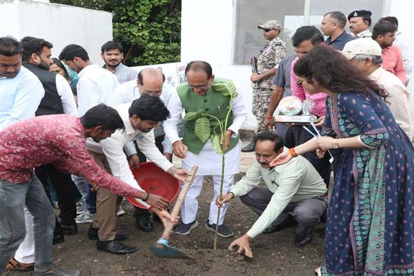 मुख्यमंत्री शिवराज सिंह चौहान के साथ पौधे लगाकर आरंभ किया मेरी माटी-मेरा देश, मिट्टी को नमन-वीरों का वंदन अभियान