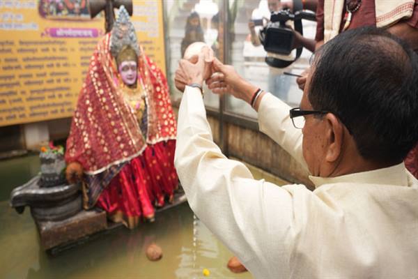 मुख्यमंत्री शिवराज सिंह चौहान ने माँ नर्मदा के पूजन-अर्चन से की दिन की शुरूआत, अमर कंठेश्वर शिव का किया रुद्राभिषेक