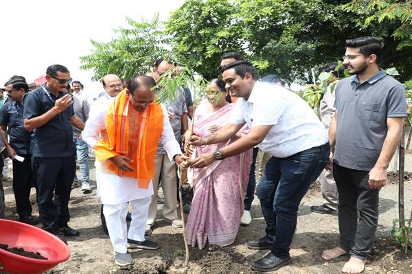 मुख्यमंत्री शिवराज सिंह चौहान ने बरगद, कदंब और गुलमोहर के रोपे पौधे