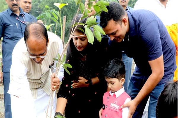 मुख्यमंत्री शिवराज सिंह चौहान ने पर्यावरण प्रेमी नागरिकों और सामाजिक संस्थाओं के प्रतिनिधियों के साथ किया पौध-रोपण