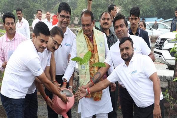मुख्यमंत्री शिवराज सिंह चौहान ने पीपल, गुलमोहर और कदंब के पौधे रोपे