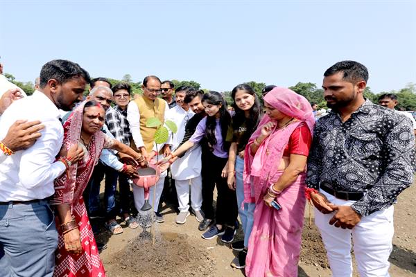 मुख्यमंत्री शिवराज सिंह चौहान ने ब्लाइंड महिला क्रिकेट टीम के सदस्यों के साथ लगाए पौधे