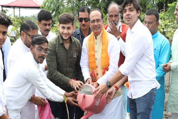 मुख्यमंत्री शिवराज सिंह चौहान ने बेलपत्र, बरगद और गुलमोहर के पौधे रोपे